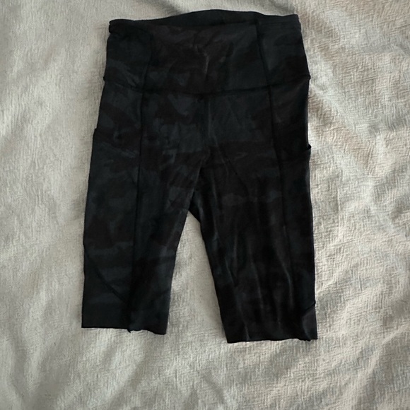 LULULEMON CAMO BIKE SHORTS - Picture 1 of 2